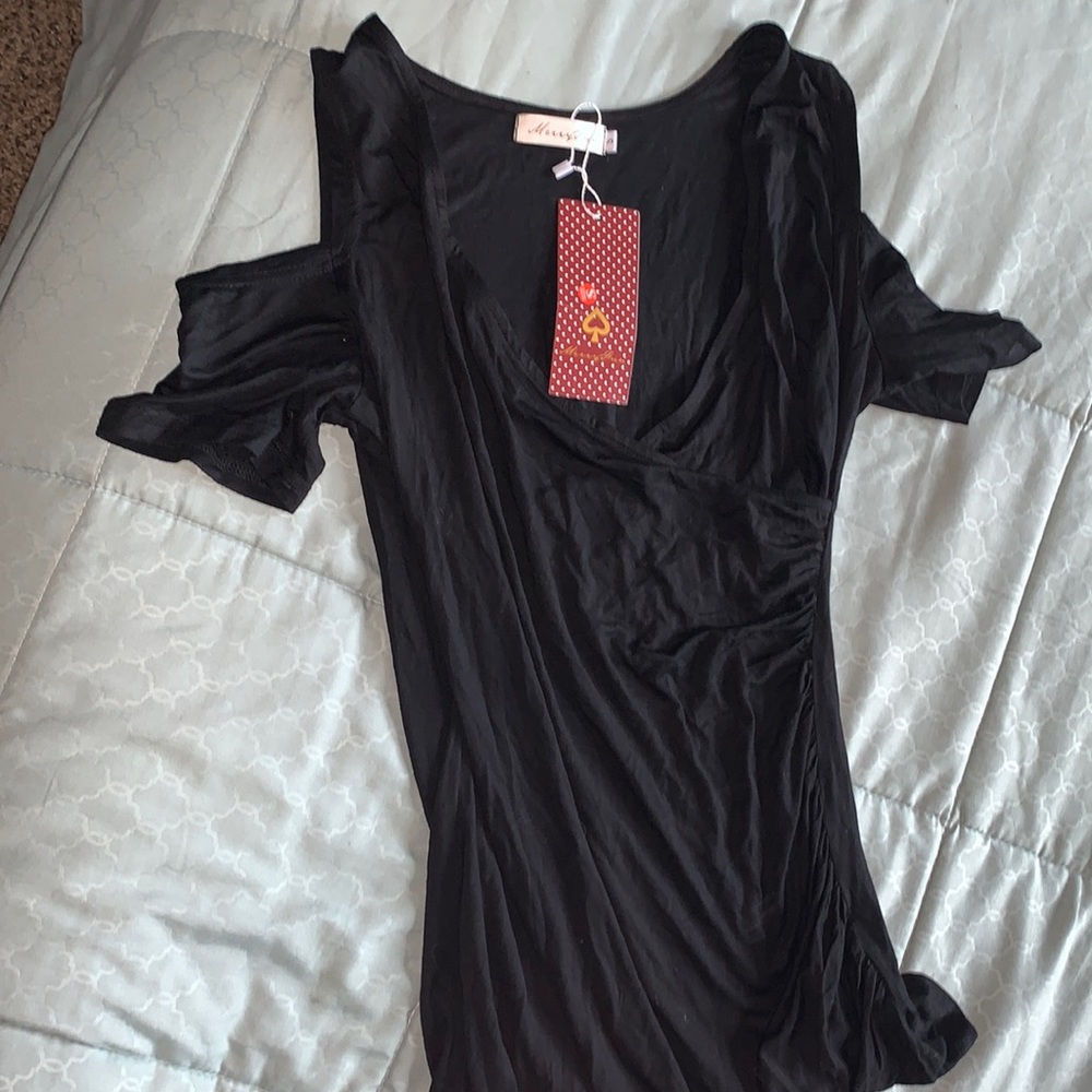 Black open shoulder short sleeve shirt